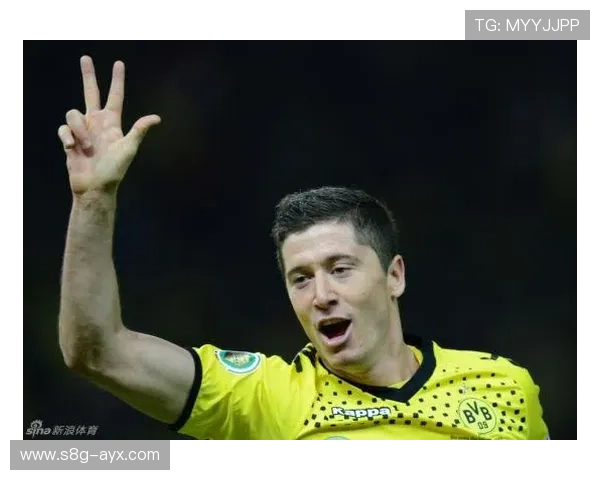 莱万多夫斯基上演帽子戏法，助力球队大胜！