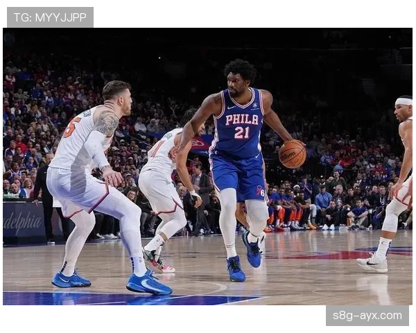 恩比德凌晨还在家摆龙门阵，球馆那个钢铁硬汉去哪了？